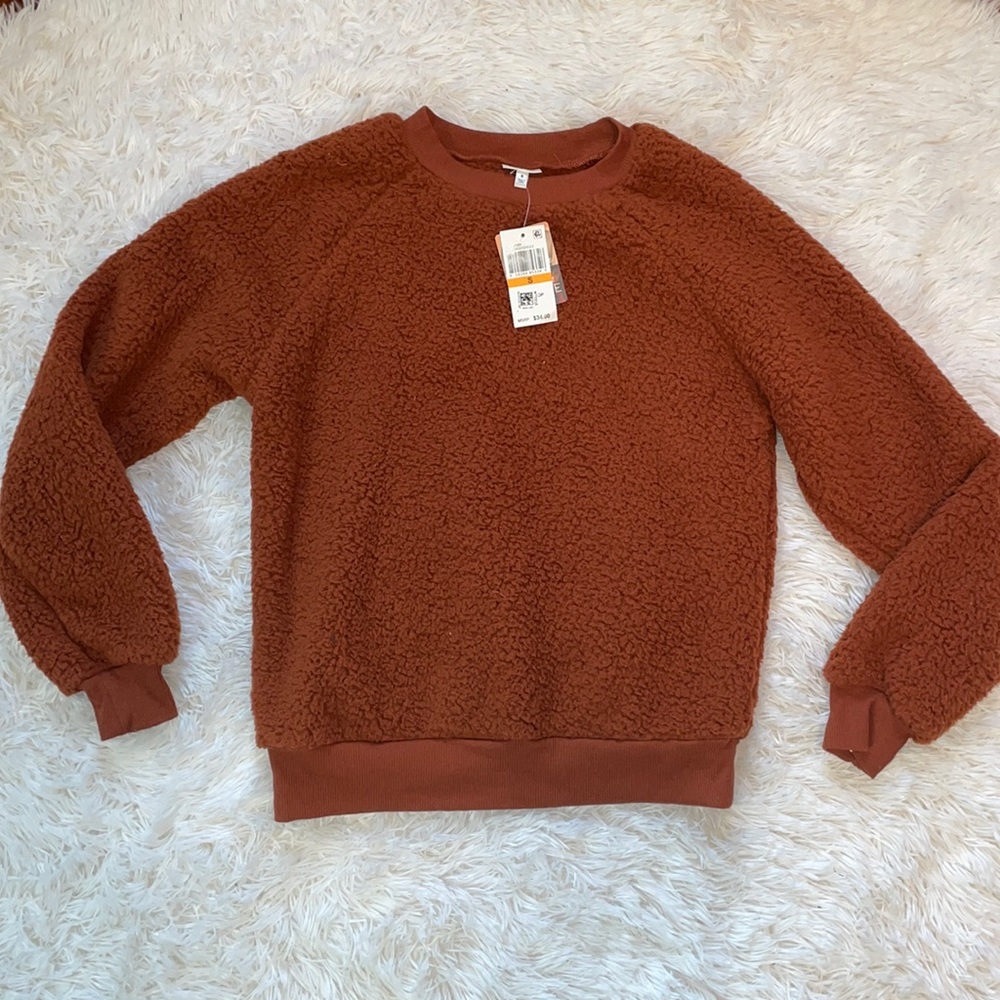 fuzzy crewneck! NWT 🤍